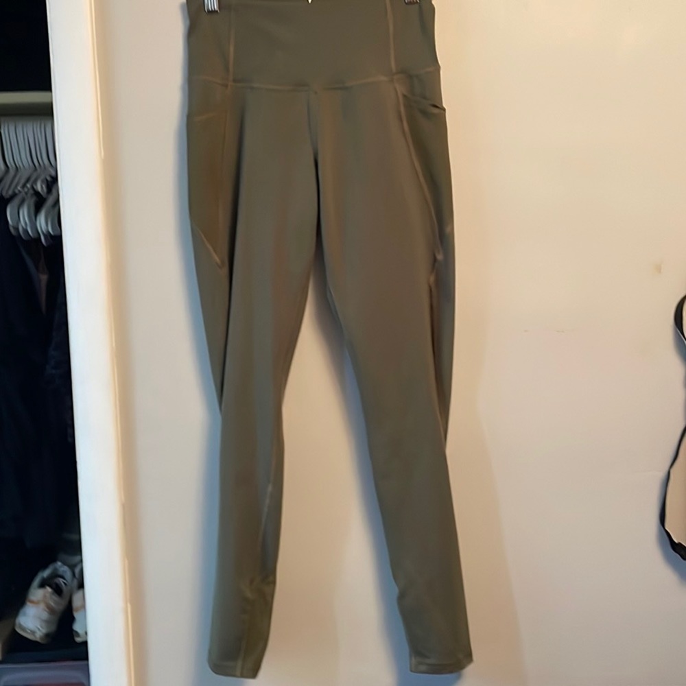 Olive Green 7/8 Old Navy Active Leggings. Size M.